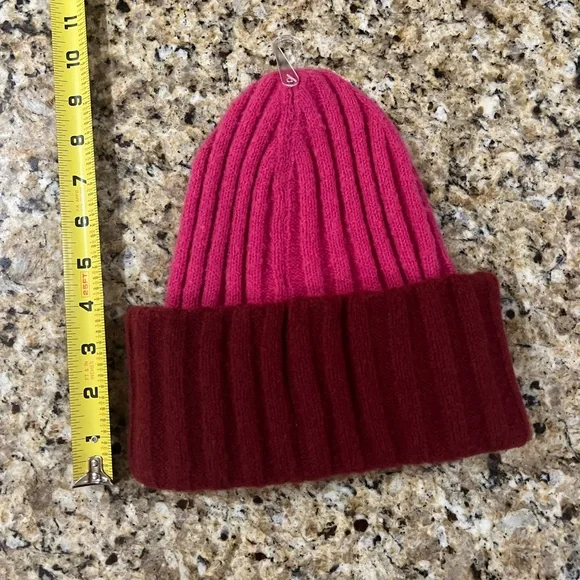 New - On 34th Women’s Wide-Ribbed Colorblocked Beanie in Pink/Red - Picture 4 of 6